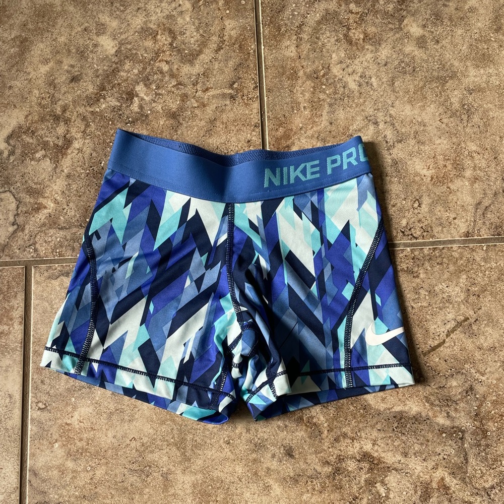 -Blue Nike Pros
-Never Worn
-Girls Small